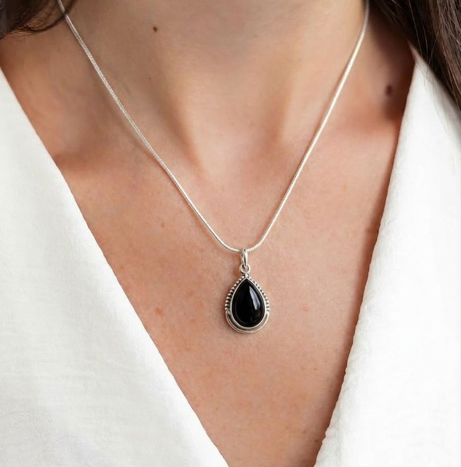 Collar protector de obsidiana