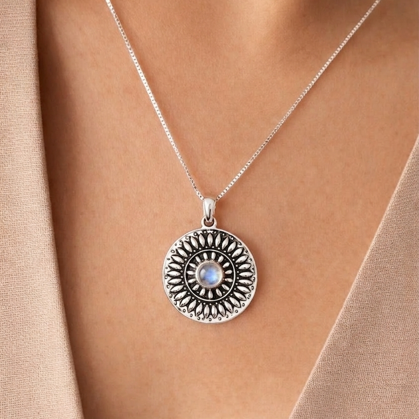 Collar mandala lunar