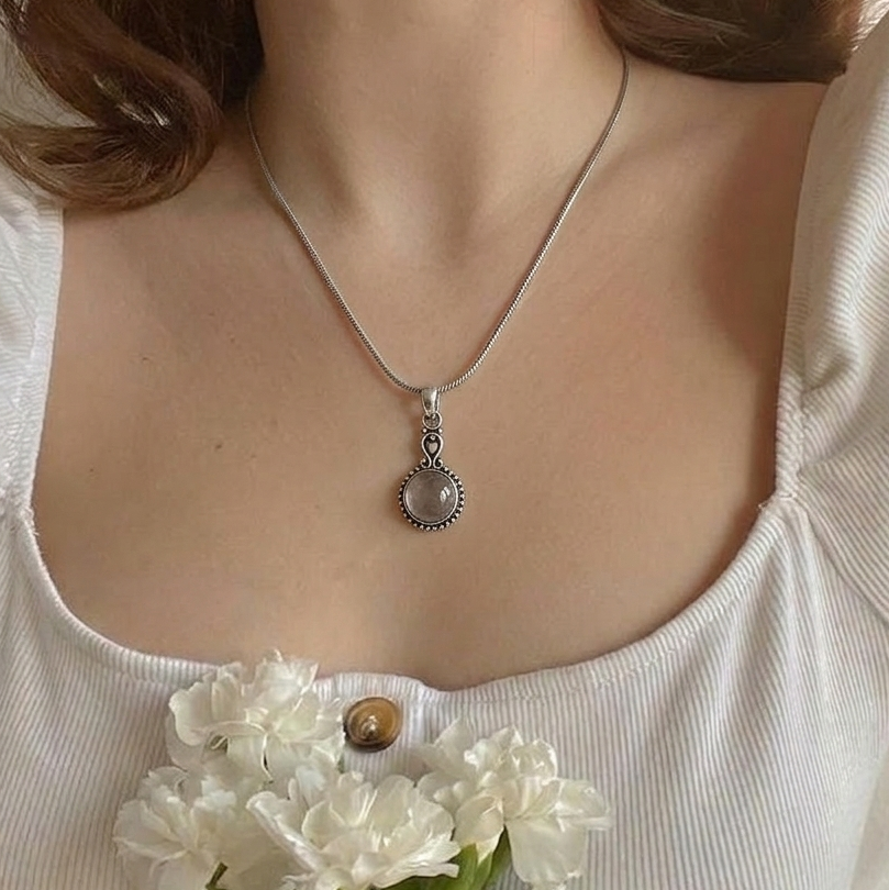 Collar celta con cuarzo rosa.