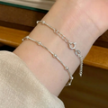 Pulsera fina con pelotitas