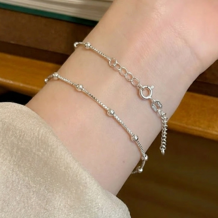Pulsera fina con pelotitas