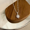 Collar flor de circones