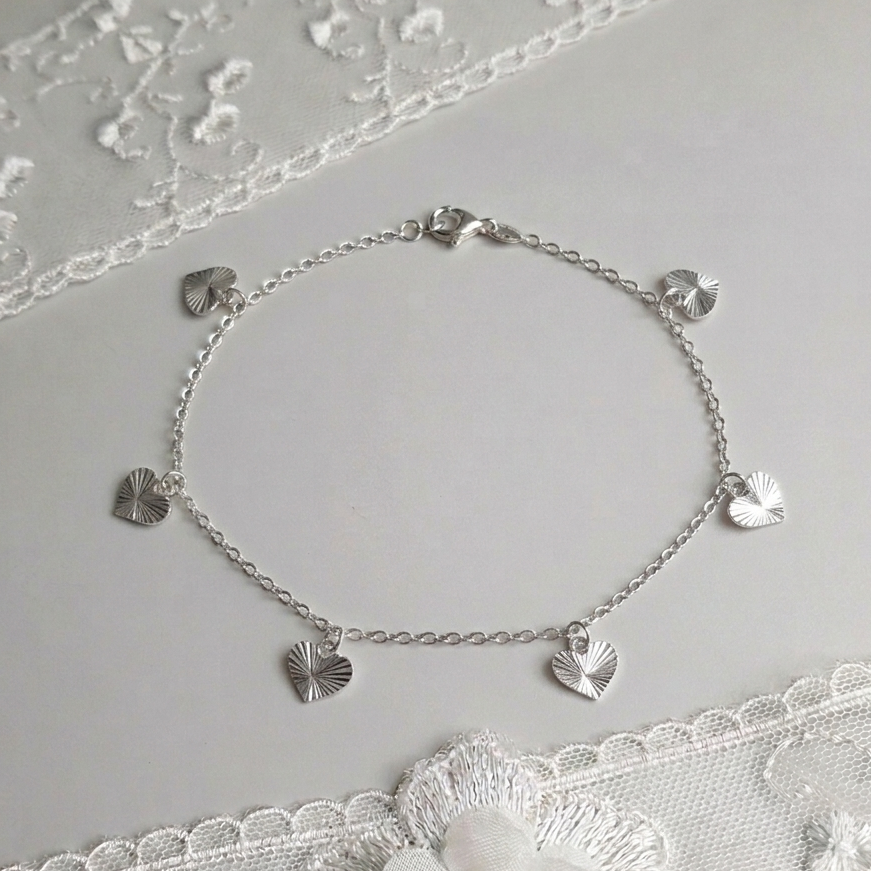 Pulsera de corazones colgantes