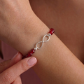 Pulsera roja con símbolo del infinito