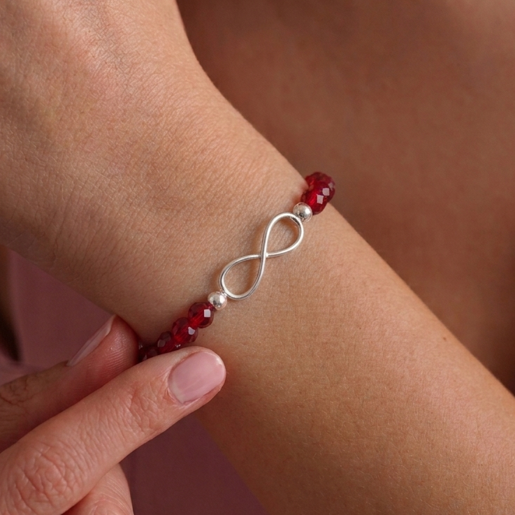 Pulsera roja con símbolo del infinito