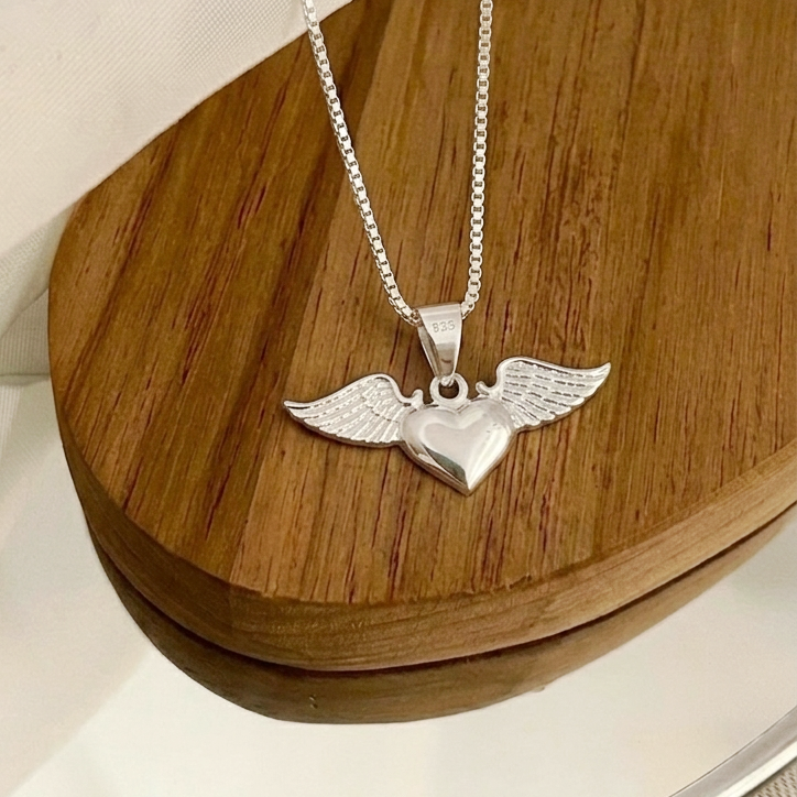 Collar corazón alado