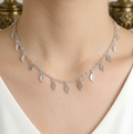 Cadena con hojas colgantes