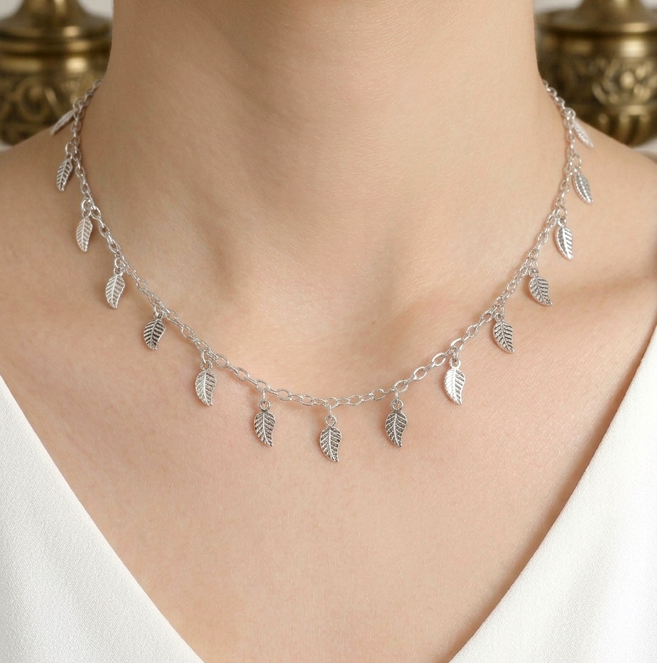 Cadena con hojas colgantes