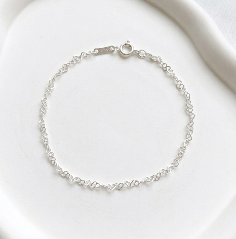 Pulsera de corazones simple