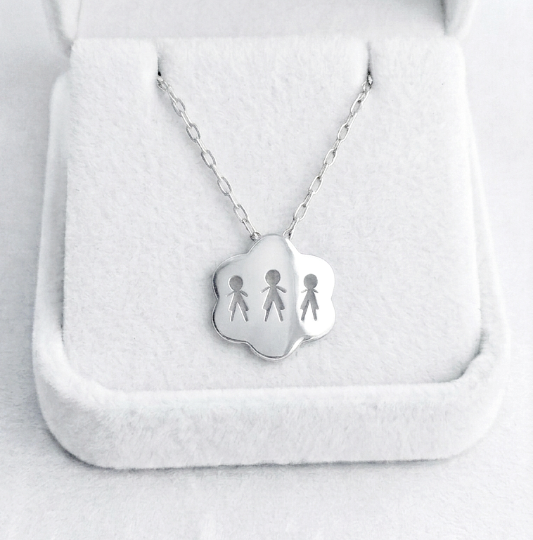 Collar con colgante tres hijos
