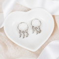 Aros argollas con lunas colgantes