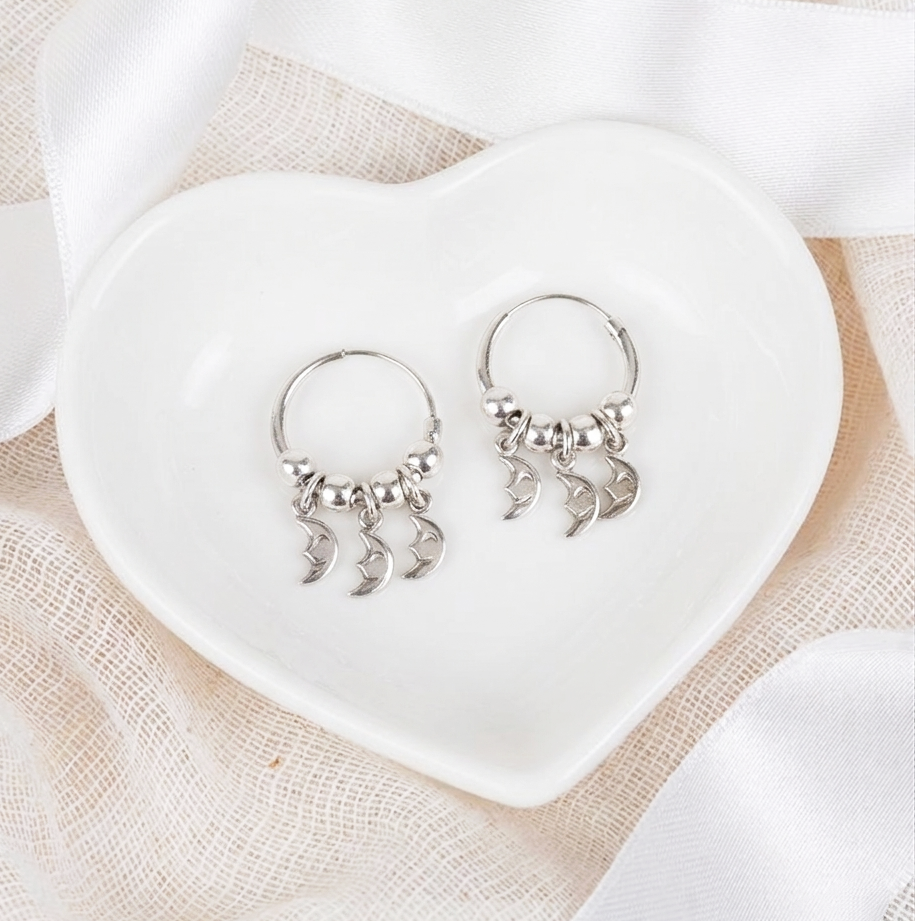 Aros argollas con lunas colgantes