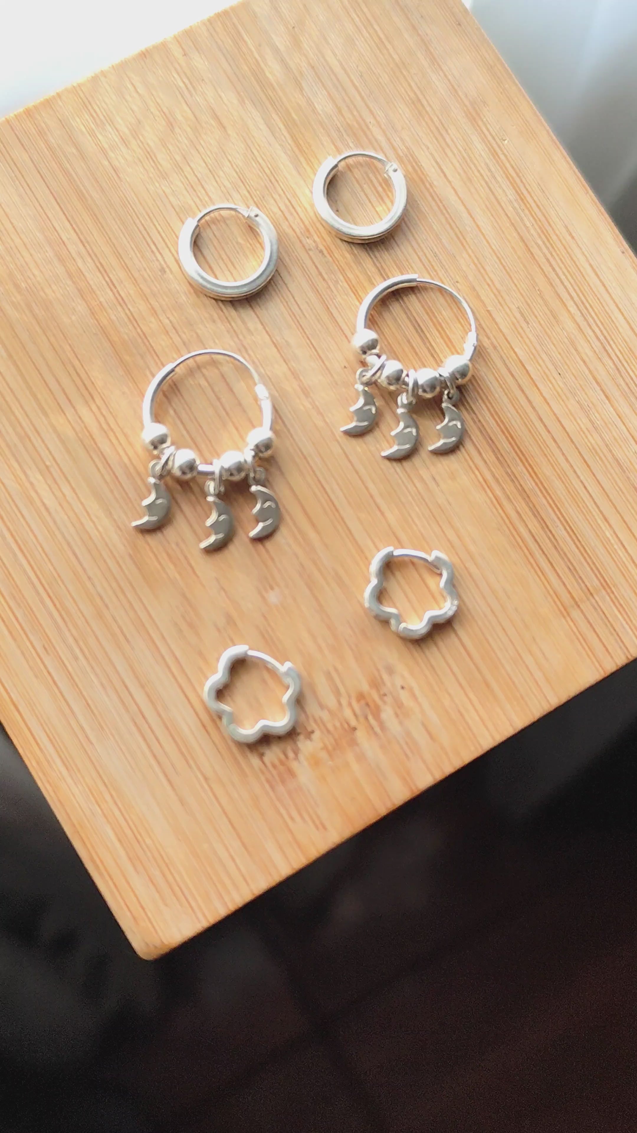 Aros argollas con lunas colgantes