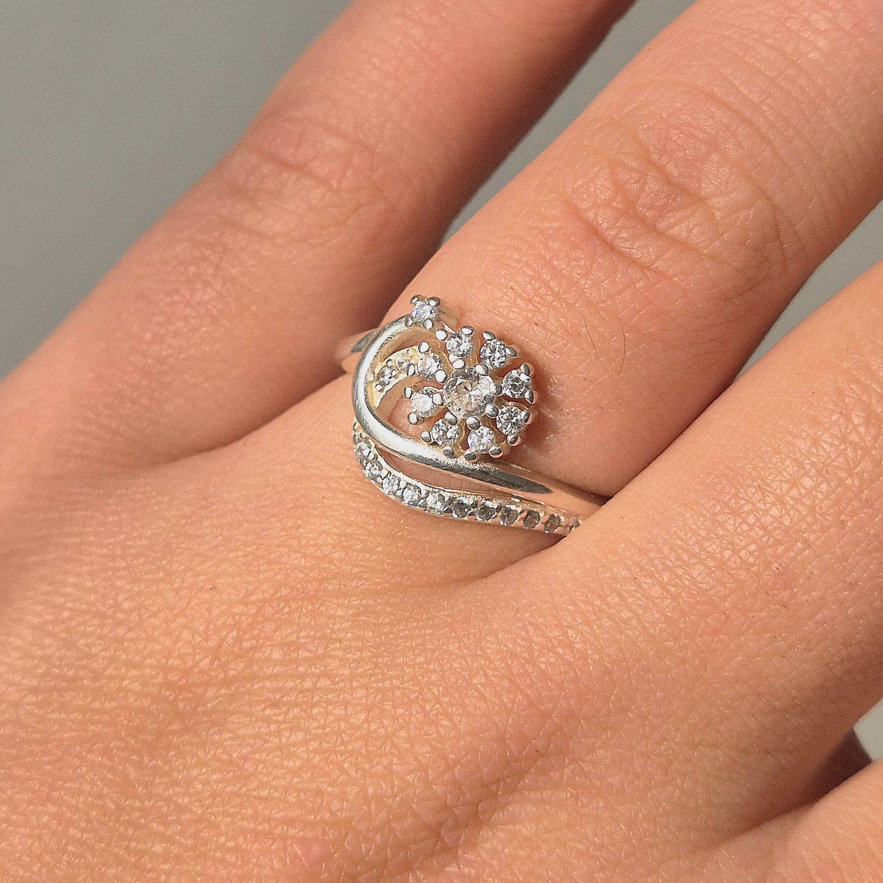 Anillo flor de circones