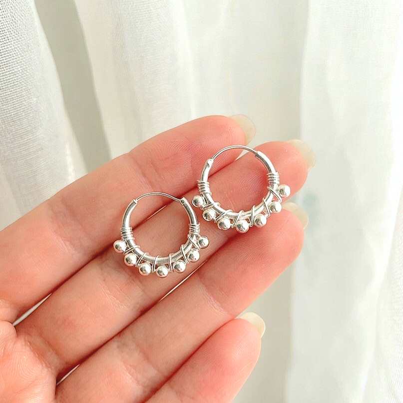 Aros argollas con bolitas pequeños
