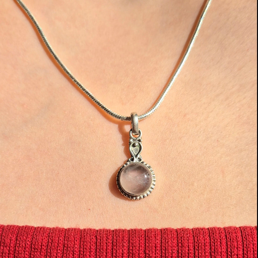 Collar celta con cuarzo rosa