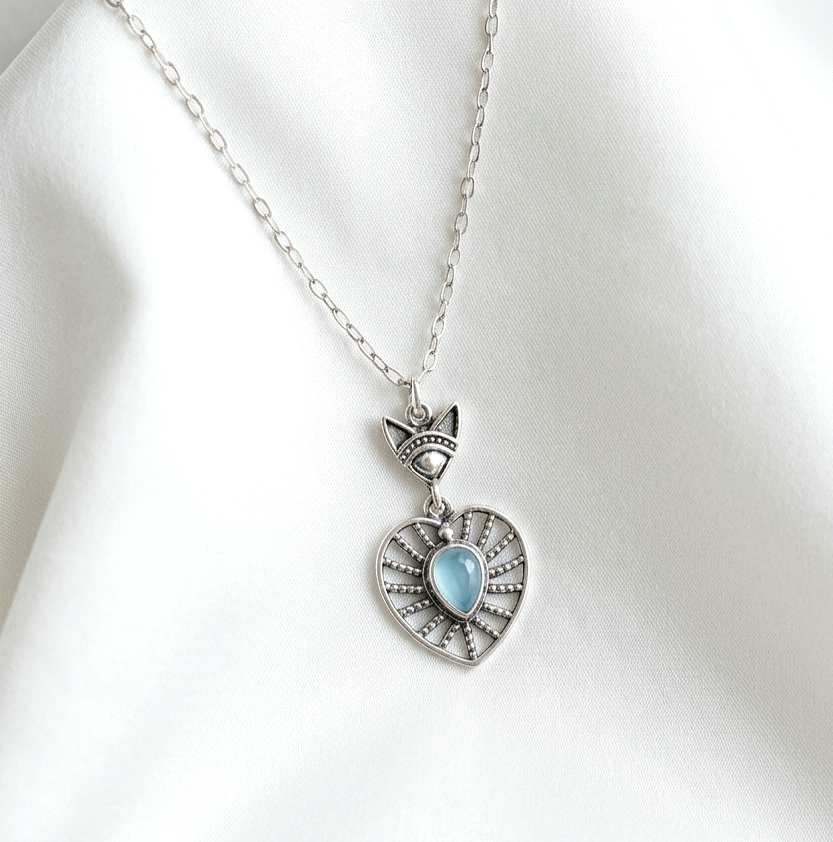 Collar de gato con calcedonia